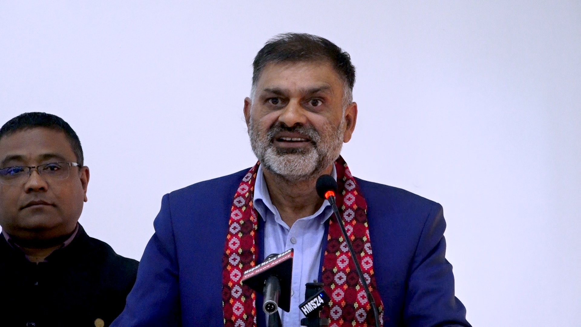 व्यवसायीको कार्यक्रममा पुगेर महानिर्देशक दाहालले भने, 'एमआरपी भएका सामान मात्र विक्री गर्नु, नत्र चोरेको शंका गर्छौ'